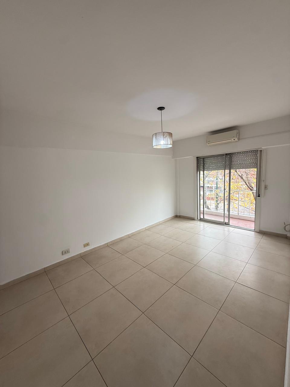 Living comedor del departamento en Av. Centenario 1500, Beccar
