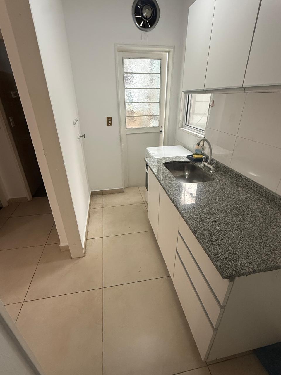 Cocina con mesada de granito